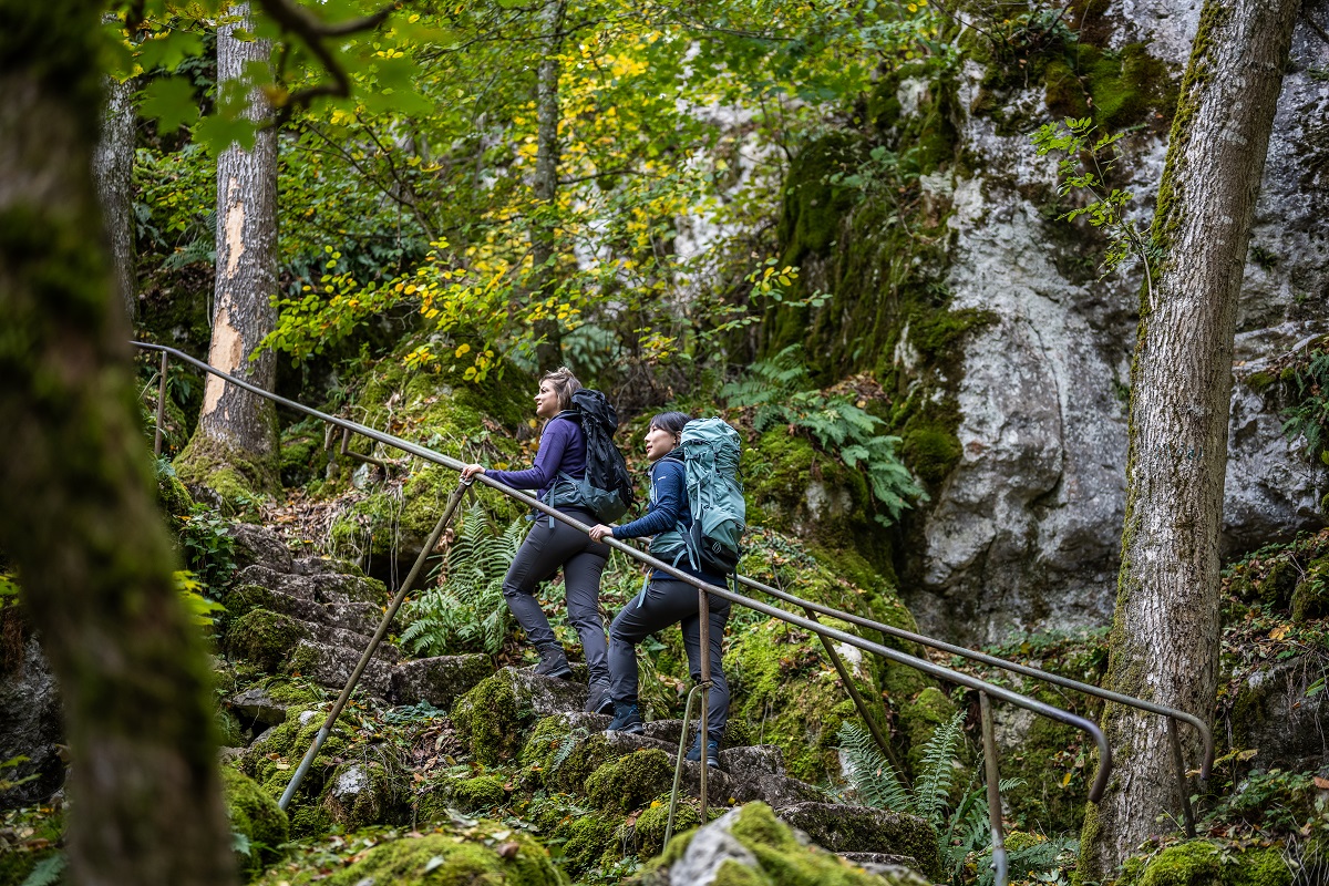 turyści pieszą wędrówkę stosują w butach lowa